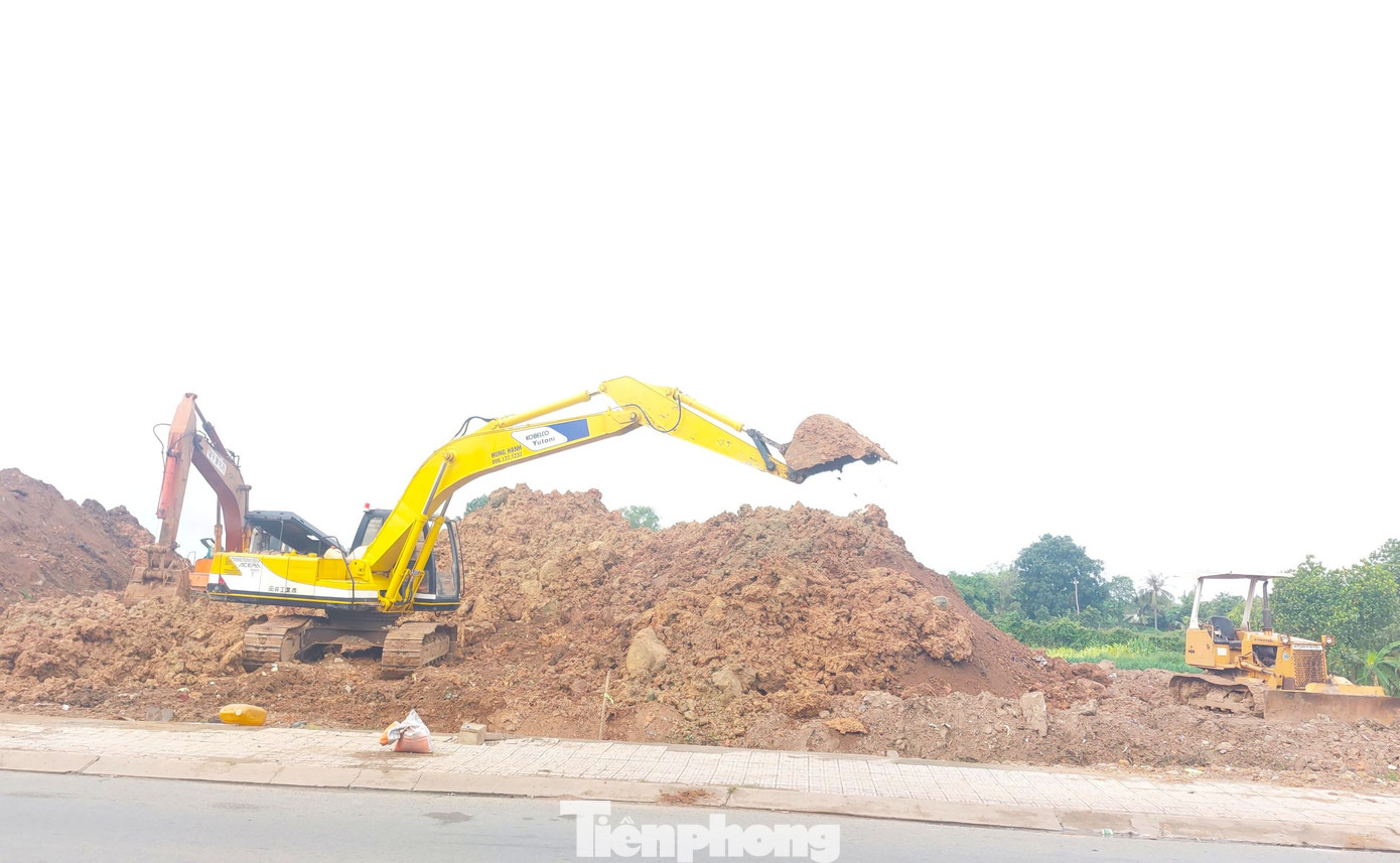 Ngày 2/6, phóng viên báo Tiền Phong trở lại làng hoa Tân Ba (đường ĐT.747, khu phố Tân Ba, phường Thái Hòa, TP Tân Uyên, Bình Dương) và chứng kiến nơi đây đang hối hả thi công san lấp mặt bằng để triển khai dự án tổ hợp giáo dục quy mô lớn. Ngày 2/6, phóng viên báo Tiền Phong trở lại làng hoa Tân Ba (đường ĐT.747, khu phố Tân Ba, phường Thái Hòa, TP Tân Uyên, Bình Dương) và chứng kiến nơi đây đang hối hả thi công san lấp mặt bằng để triển khai dự án tổ hợp giáo dục quy mô lớn.