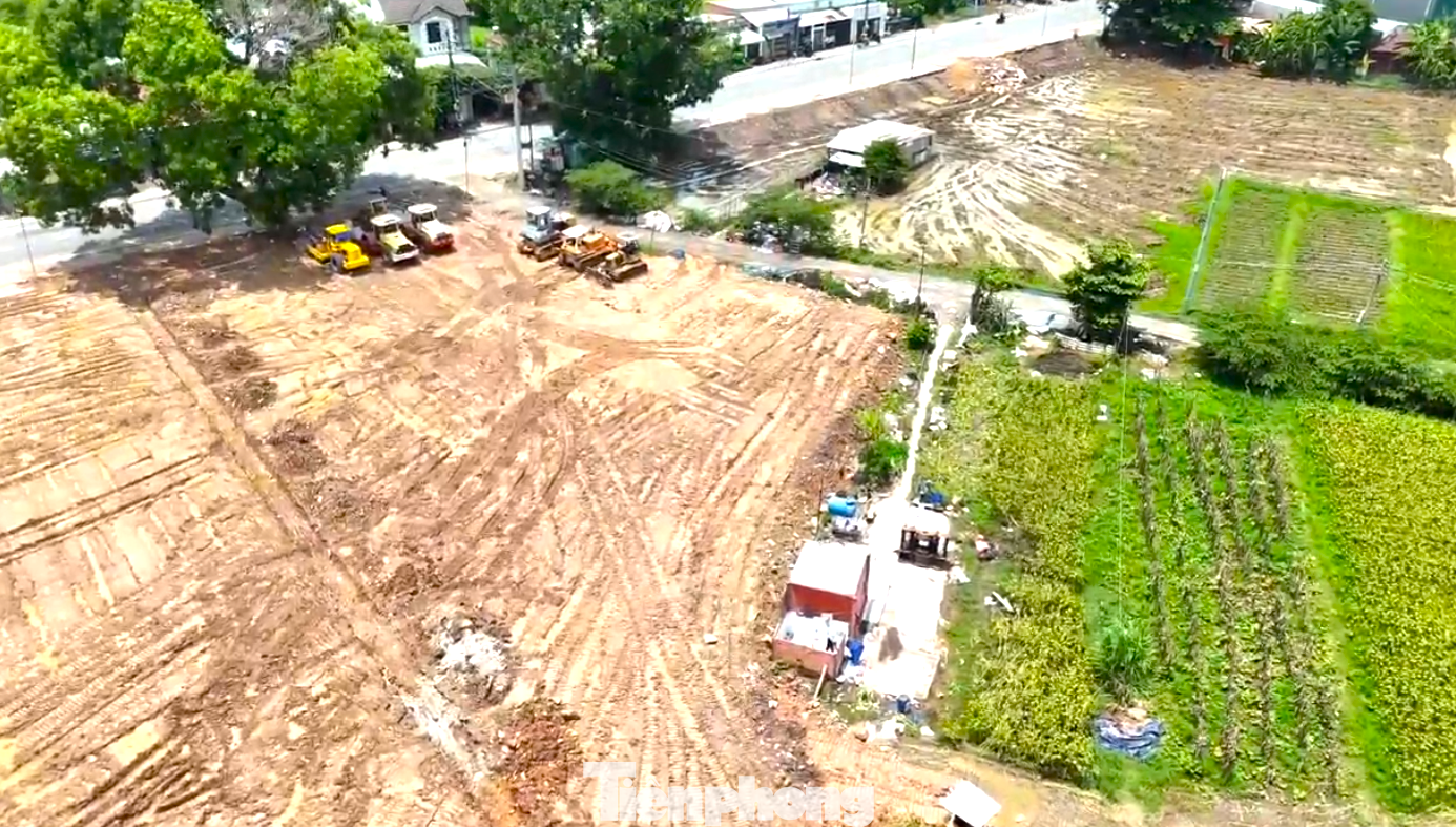 Dự án được chia làm 3 giai đoạn với khoảng 300 hộ dân trong khu vực bị ảnh hưởng, trong đó giai đoạn 1 có 36 hộ canh tác gần đường ĐT.747. Dự án được chia làm 3 giai đoạn với khoảng 300 hộ dân trong khu vực bị ảnh hưởng, trong đó giai đoạn 1 có 36 hộ canh tác gần đường ĐT.747.