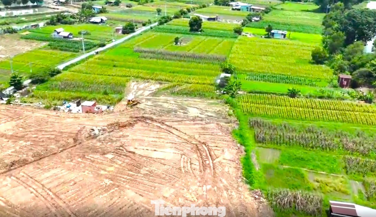 Ông T., một hộ dân nằm trong dự án cho biết, người dân nơi đây chỉ được hỗ trợ hoa màu với số tiền rất ít nên chưa đồng ý nhận tiền. “Cán bộ địa phương đến vận động cho san lấp trước 5.000m2 để thực hiện lễ động thổ dự án, sau đó sẽ giải quyết những vướng mắc. Mọi người đã đồng ý để cơ quan chức năng làm. "Việc chính quyền thu hồi đất để làm dự án giáo dục, phát triển địa phương, chúng tôi rất đồng thuận nhưng cần xem xét hỗ trợ phù hợp để người dân không lâm vào hoàn cảnh khó khăn ”- ông T. kiến nghị. Ông T., một hộ dân nằm trong dự án cho biết, người dân nơi đây chỉ được hỗ trợ hoa màu với số tiền rất ít nên chưa đồng ý nhận tiền. “Cán bộ địa phương đến vận động cho san lấp trước 5.000m2 để thực hiện lễ động thổ dự án, sau đó sẽ giải quyết những vướng mắc. Mọi người đã đồng ý để cơ quan chức năng làm. "Việc chính quyền thu hồi đất để làm dự án giáo dục, phát triển địa phương, chúng tôi rất đồng thuận nhưng cần xem xét hỗ trợ phù hợp để người dân không lâm vào hoàn cảnh khó khăn ”- ông T. kiến nghị.