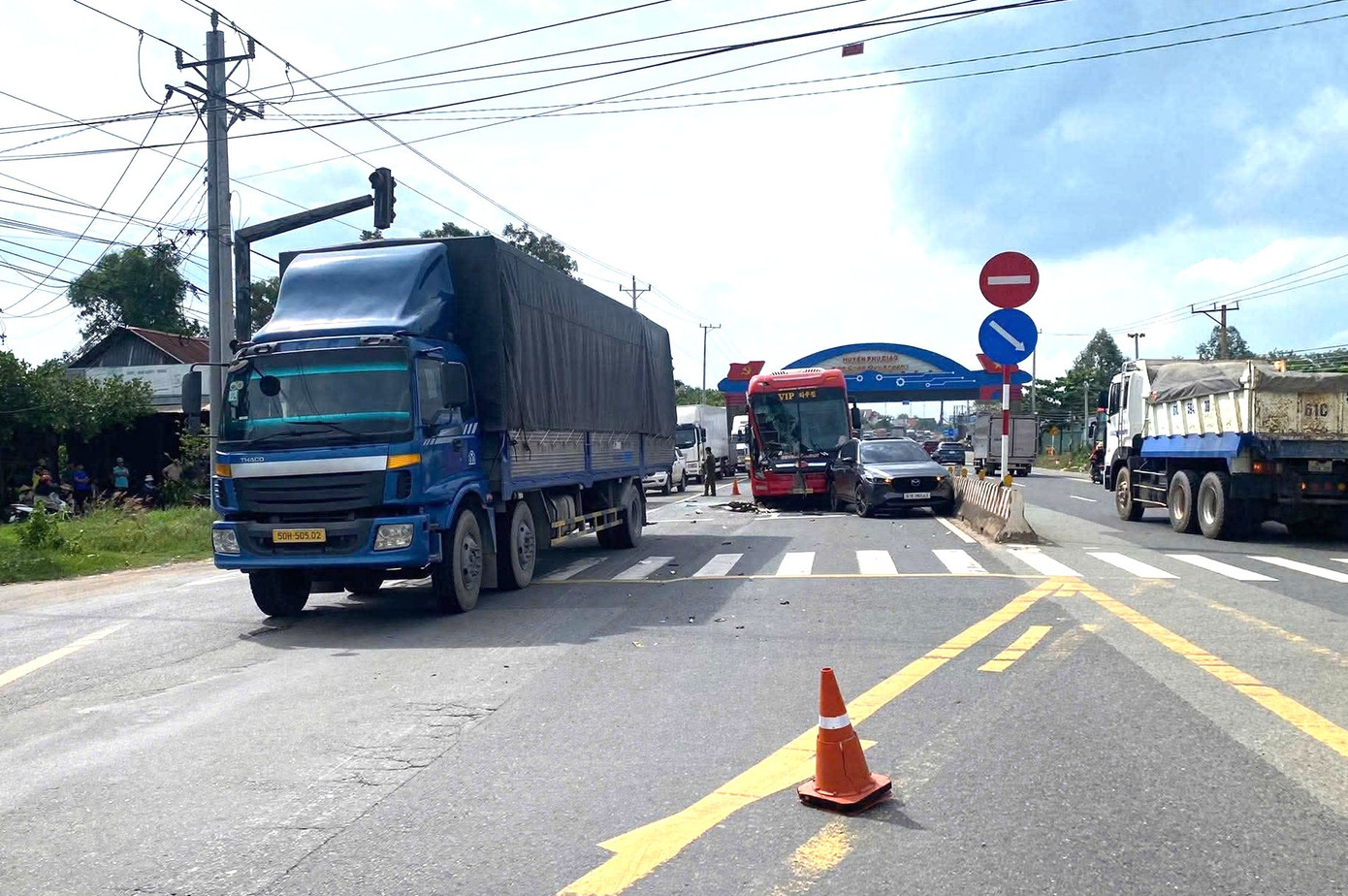 Hiện trường vụ tai nạn liên hoàn giữa xe khách, ô tô 5 chỗ và xe tải