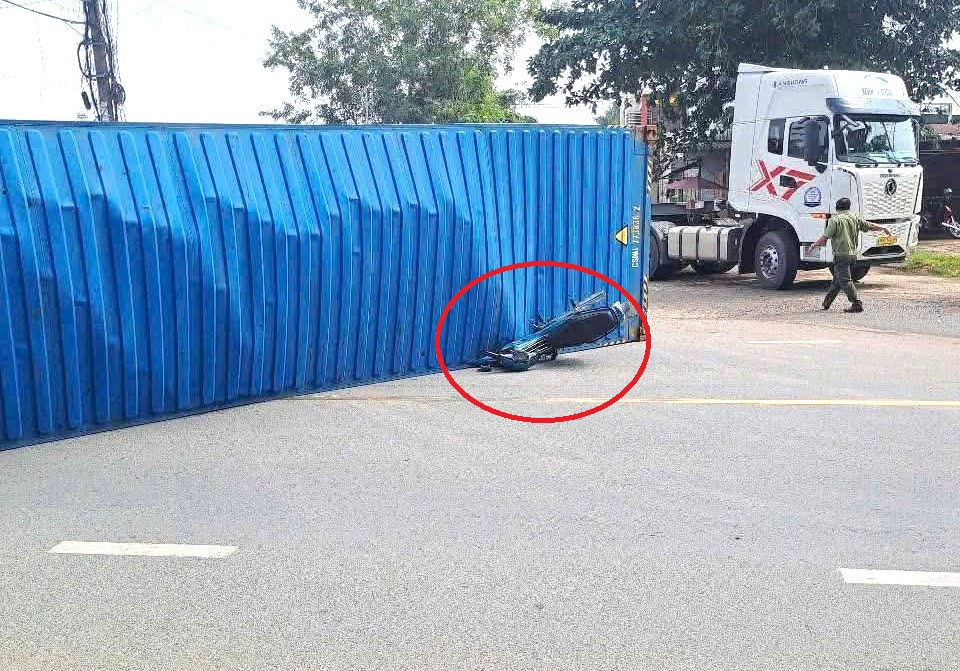 Đầu chiếc xe máy bị thùng container đè bẹp