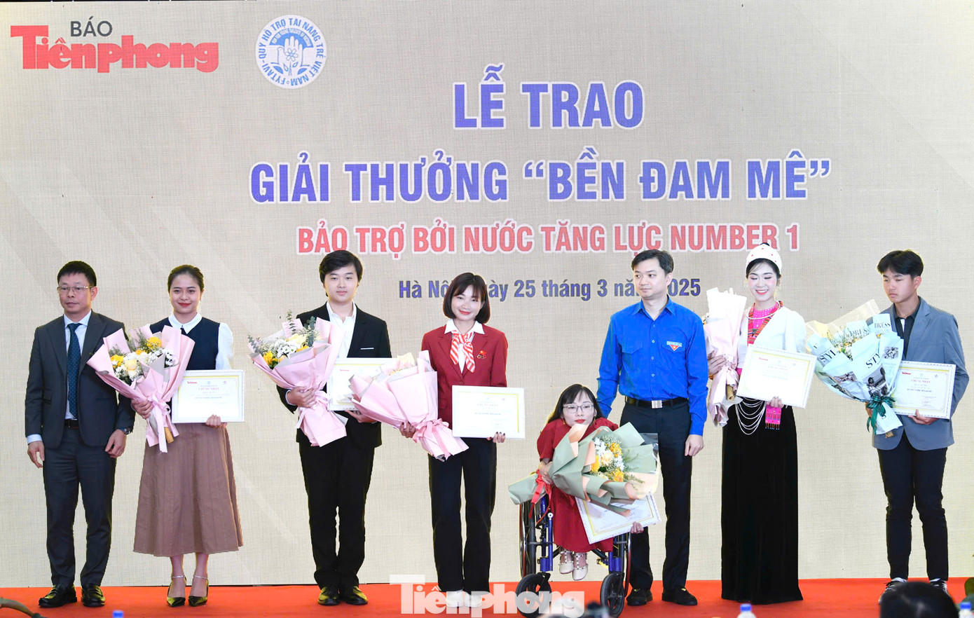 Bí thư Trung ương Đoàn Nguyễn Minh Triết và Tổng Biên tập Báo Tiền Phong Phùng Công Sưởng trao Giải thưởng "Bền Đam Mê" cho các cá nhân ở các lĩnh vực: Hoạt động xã hội, Văn hóa - nghệ thuật, Thể dục - thể thao, Khởi nghiệp- kinh doanh. Bí thư Trung ương Đoàn Nguyễn Minh Triết và Tổng Biên tập Báo Tiền Phong Phùng Công Sưởng trao Giải thưởng "Bền Đam Mê" cho các cá nhân ở các lĩnh vực: Hoạt động xã hội, Văn hóa - nghệ thuật, Thể dục - thể thao, Khởi nghiệp- kinh doanh.