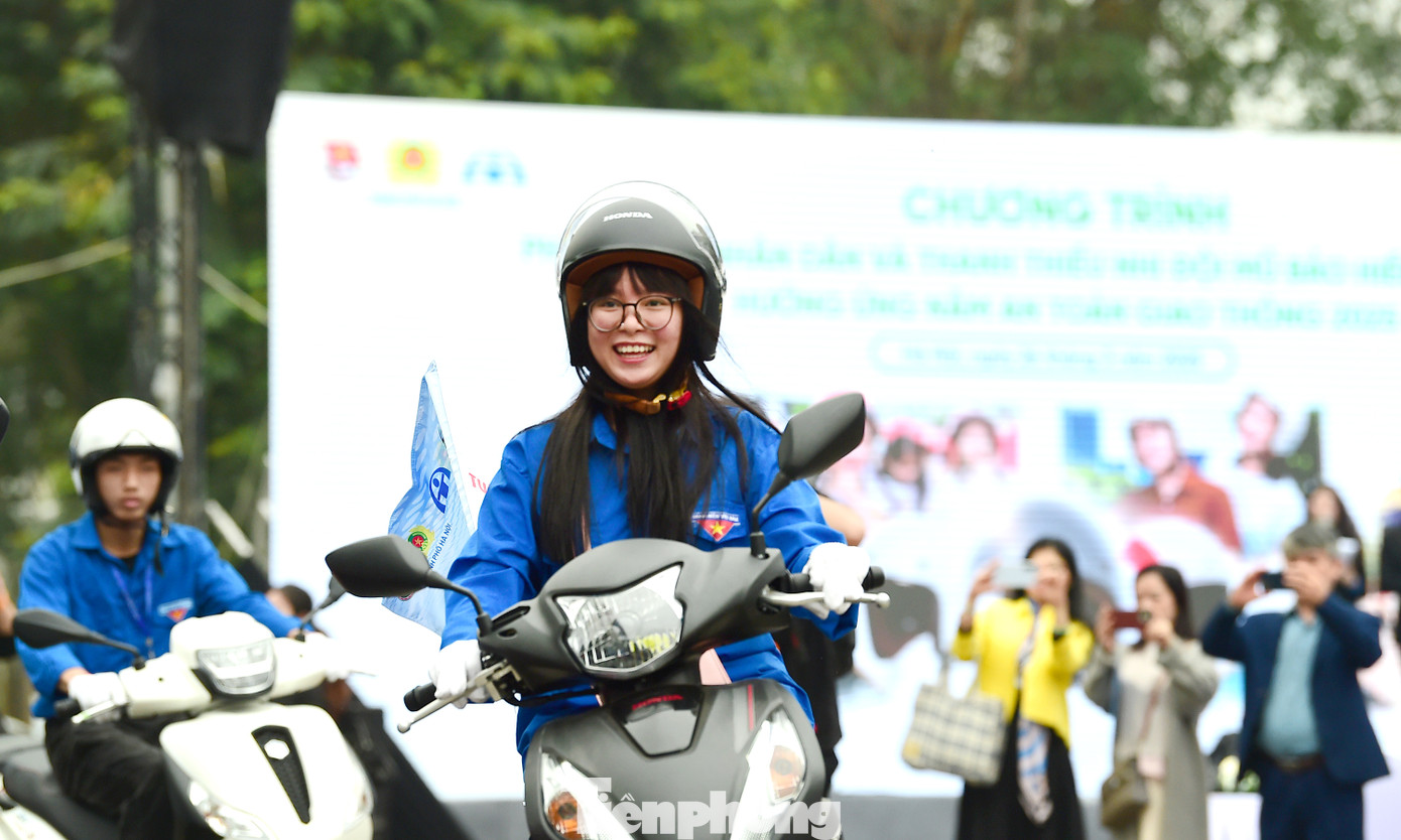 Ngay sau lễ phát động, đoàn diễu hành đã đi qua nhiều tuyến phố tuyên truyền nâng cao ý thức và hướng dẫn đội mũ bảo hiểm đạt Quy chuẩn kỹ thuật Quốc gia.