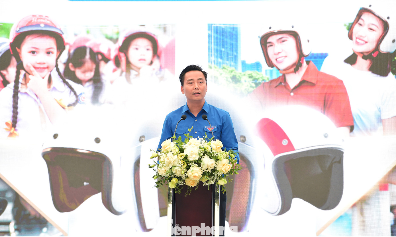 Anh Nguyễn Đức Tiến - Phó Bí thư thường trực Thành Đoàn, Chủ tịch Hội LHTN Thành phố Hà Nội phát biểu, phát động toàn dân đội mũ bảo hiểm đạt Quy chuẩn kỹ thuật Quốc gia hưởng ứng năm An toàn giao thông 2025; và ra ra quân các hoạt động của thanh niên Thủ đô thực hiện Đề án Tuổi trẻ Thủ đô tham gia tuyên truyền, giữ gìn trật tự an toàn giao thông giai đoạn 2022 – 2025.