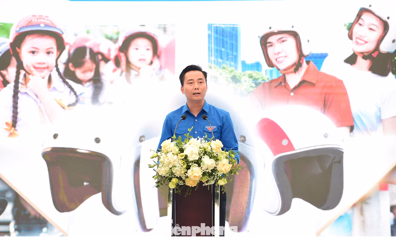 Anh Nguyễn Đức Tiến - Phó Bí thư thường trực Thành Đoàn, Chủ tịch Hội LHTN Thành phố Hà Nội phát biểu, phát động toàn dân đội mũ bảo hiểm đạt Quy chuẩn kỹ thuật Quốc gia hưởng ứng năm An toàn giao thông 2025; và ra ra quân các hoạt động của thanh niên Thủ đô thực hiện Đề án Tuổi trẻ Thủ đô tham gia tuyên truyền, giữ gìn trật tự an toàn giao thông giai đoạn 2022 – 2025.