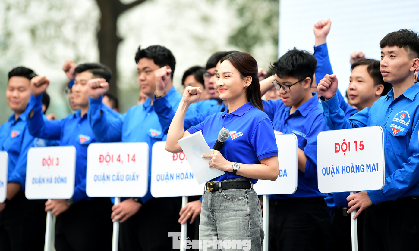 Diễn viên Bảo Thanh - Gương mặt trẻ Thủ đô tiêu biểu năm 2024, Đại sứ chương trình phát biểu tại chương trình và cùng các đội hình Giao thông xanh, quyết tâm hợp vận động đoàn viên thanh thiếu niên gương mẫu, chấp hành pháp luật về trật tự an toàn giao thông.