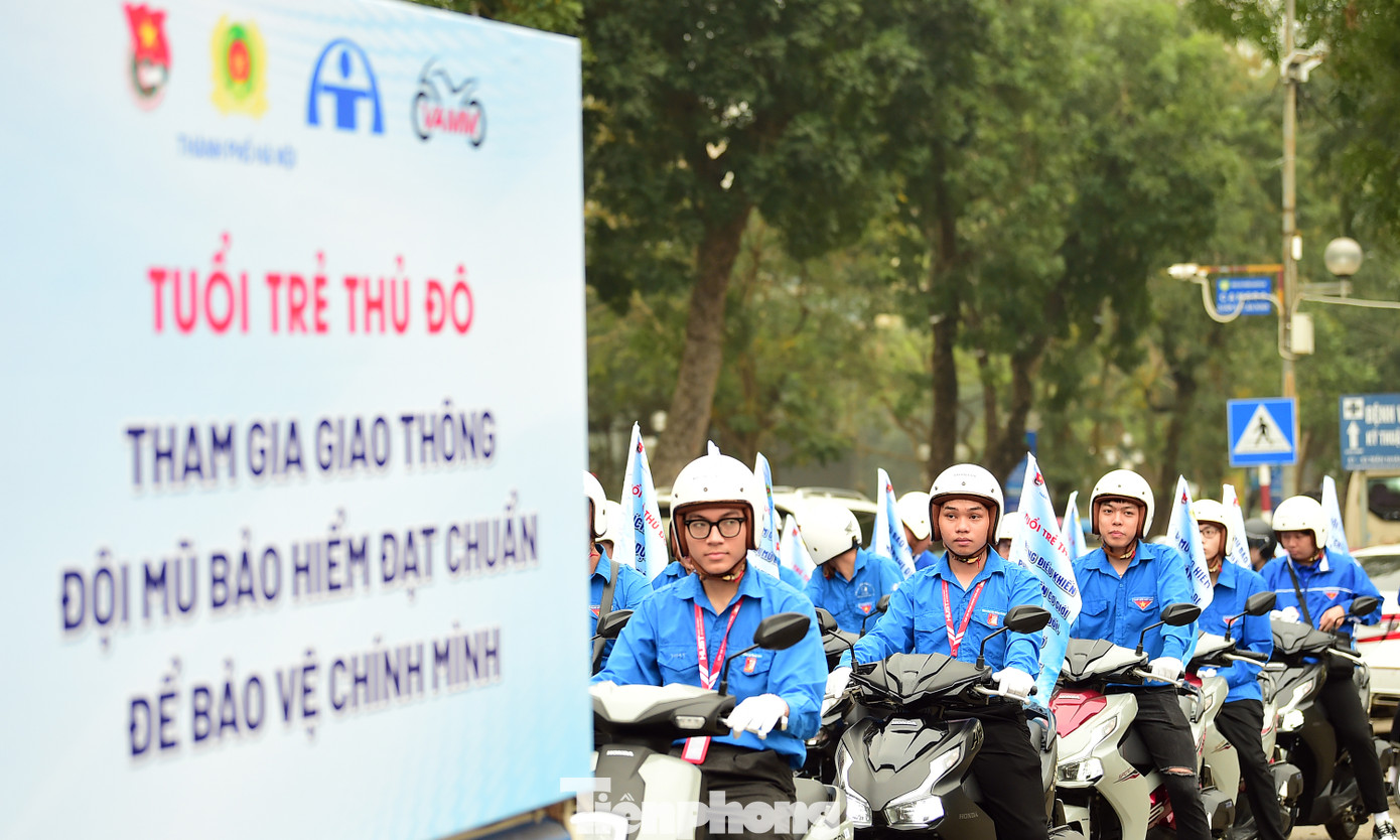 Ngay sau lễ phát động, đoàn diễu hành đã đi qua nhiều tuyến phố tuyên truyền nâng cao ý thức và hướng dẫn đội mũ bảo hiểm đạt Quy chuẩn kỹ thuật Quốc gia.