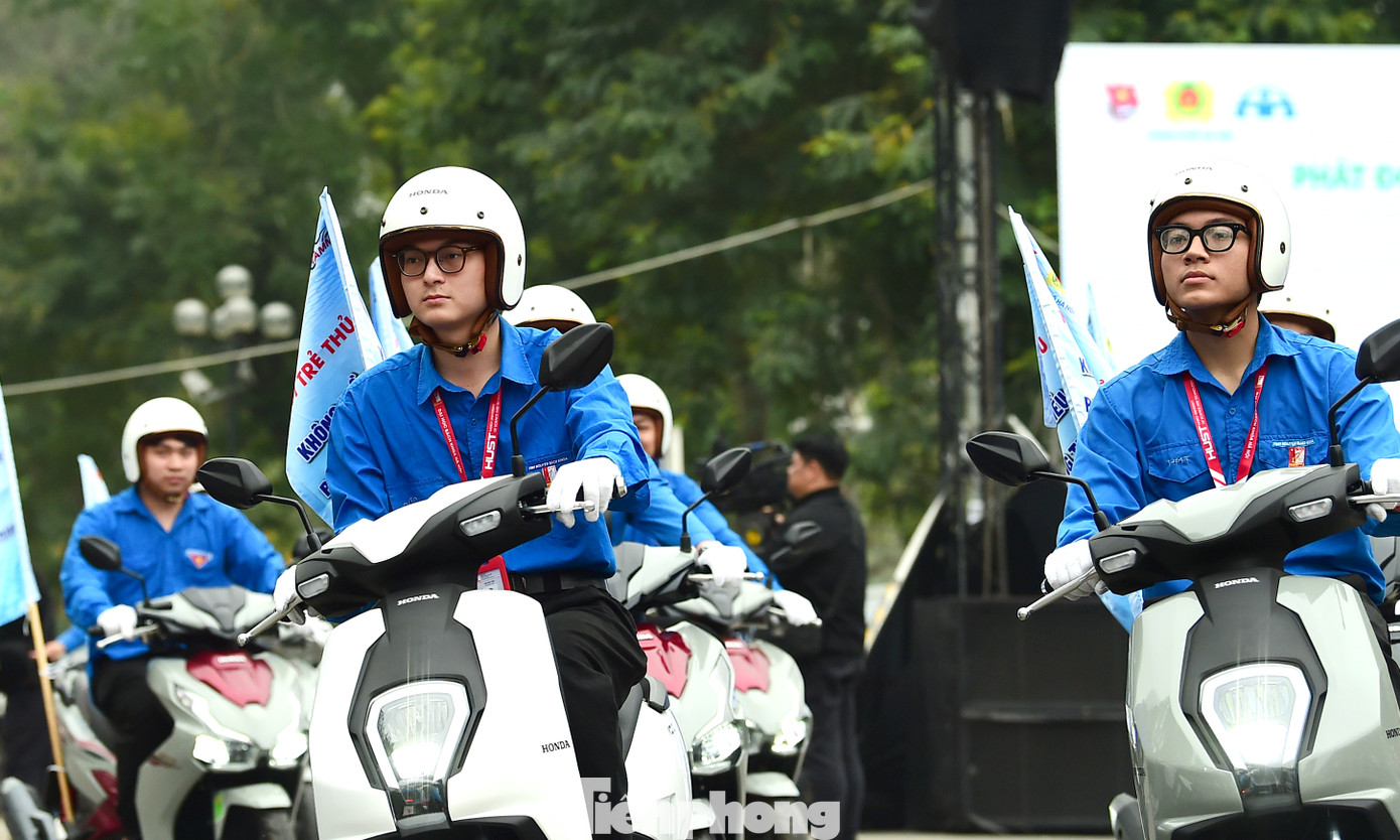 Ngay sau lễ phát động, đoàn diễu hành đã đi qua nhiều tuyến phố tuyên truyền nâng cao ý thức và hướng dẫn đội mũ bảo hiểm đạt Quy chuẩn kỹ thuật Quốc gia.