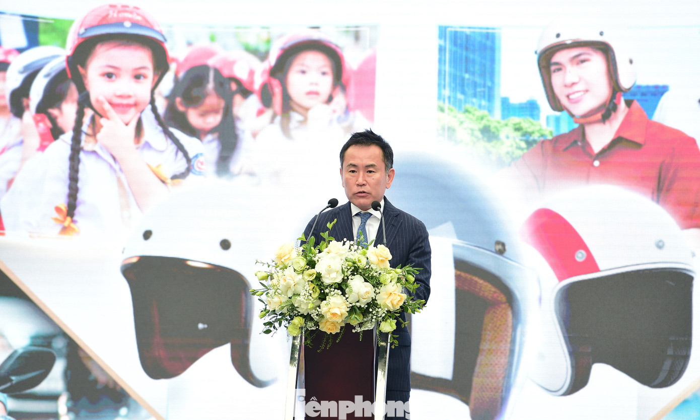 Ông Koji Sugita – Tổng giám đốc công ty Honda Việt Nam, Chủ tịch Hiệp hội các Nhà sản xuất xe máy Việt Nam (VAMM) chia sẻ, mũ bảo hiểm đạt chuẩn chính là lá chắn bảo vệ quan trọng nhất cho mỗi người khi tham gia giao thông, đặc biệt với xe máy – phương tiện gắn liền với đời sống của hàng triệu người dân Việt Nam.