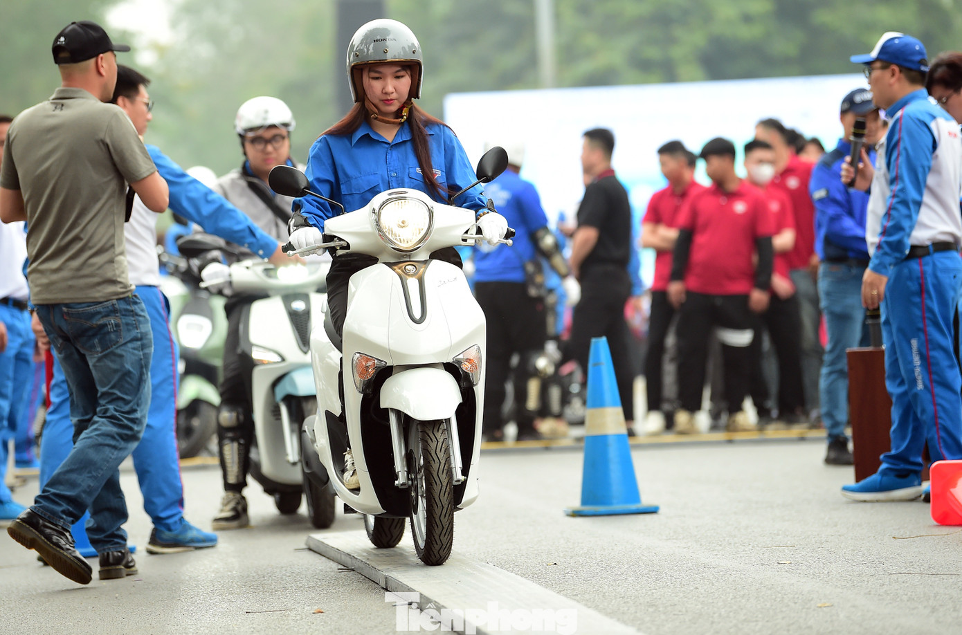 Hướng dẫn, đào tạo kỹ năng tham gia giao thông an toàn, giúp người dân nâng cao khả năng dự đoán và phòng tránh rủi ro khi tham gia giao thông; hướng dẫn nhận biết và phân biệt mũ bảo hiểm đạt Quy chuẩn kỹ thuật Quốc gia và mũ bảo hiểm kém chất lượng.