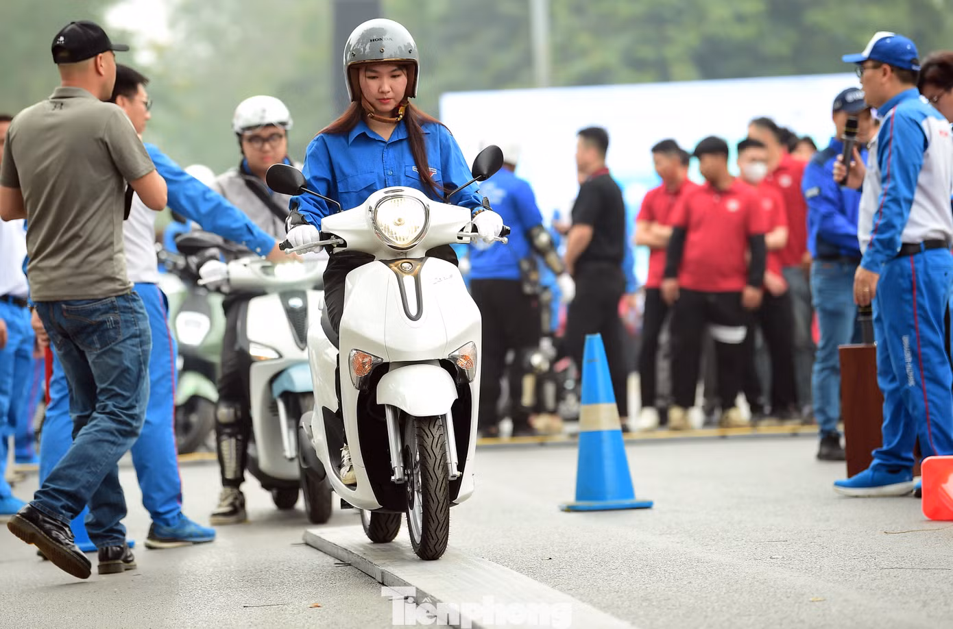 Hướng dẫn, đào tạo kỹ năng tham gia giao thông an toàn, giúp người dân nâng cao khả năng dự đoán và phòng tránh rủi ro khi tham gia giao thông; hướng dẫn nhận biết và phân biệt mũ bảo hiểm đạt Quy chuẩn kỹ thuật Quốc gia và mũ bảo hiểm kém chất lượng.