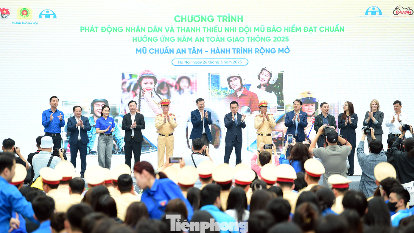 Các đại biểu thực hiện nghi thức chính thức phát động nhân dân và thanh thiếu nhi đội mũ bảo hiểm đạt chuẩn hưởng ứng Năm An toàn giao thông Quốc gia 2025.