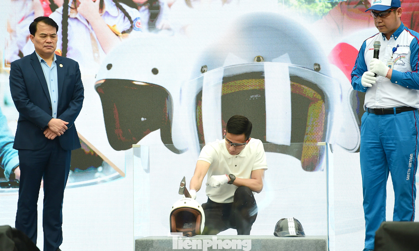 “Ở chiều ngược lại, những chiếc mũ bảo hiểm kém chất lượng, không đạt chuẩn và những thói quen sai lầm đã và đang đặt hàng triệu người dân vào tình thế nguy hiểm, dẫn đến nhiều hệ luỵ nghiêm trọng mà chúng ta không thể bỏ qua. Thực tế, nhiều vụ tai nạn giao thông cho thấy, dù nạn nhân có đội mũ bảo hiểm vẫn bị chấn thương sọ não hoặc tử vong vì đội mũ không đạt chuẩn, mũ kém chất lượng hoặc không cài quai đúng quy cách…”, ông Minh nói.