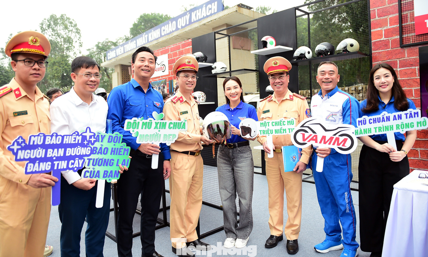 Dịp này, Hiệp hội Các nhà sản xuất xe máy Việt Nam (VAMM) giới thiệu và cung cấp mũ bảo hiểm, đồng thời cam kết dành toàn bộ doanh thu từ hoạt động bán mũ trong sự kiện này để đóng góp vào quỹ hỗ trợ các nạn nhân do tai nạn giao thông tại TP. Hà Nội.
