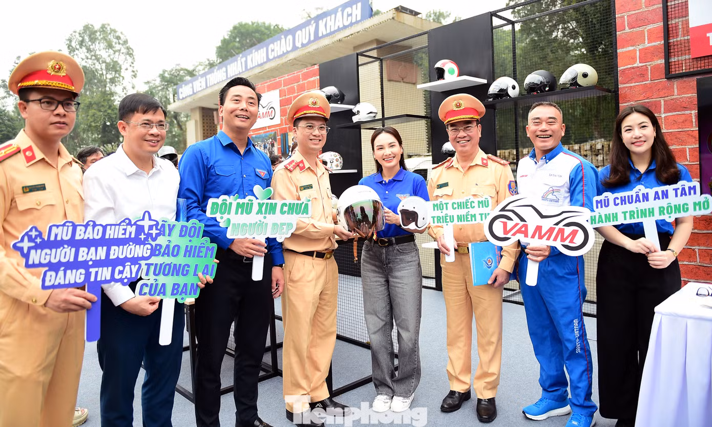 Dịp này, Hiệp hội Các nhà sản xuất xe máy Việt Nam (VAMM) giới thiệu và cung cấp mũ bảo hiểm, đồng thời cam kết dành toàn bộ doanh thu từ hoạt động bán mũ trong sự kiện này để đóng góp vào quỹ hỗ trợ các nạn nhân do tai nạn giao thông tại TP. Hà Nội.