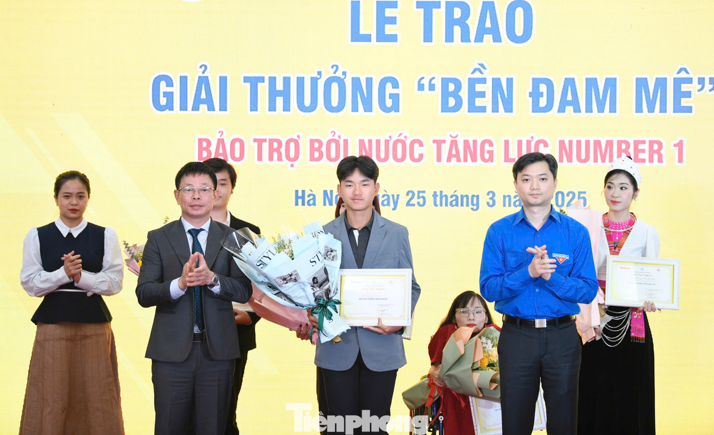 Ban Tổ chức trao tặng Giải thưởng "Bền Đam Mê" cho golfer Nguyễn Anh Minh Ban Tổ chức trao tặng Giải thưởng "Bền Đam Mê" cho golfer Nguyễn Anh Minh