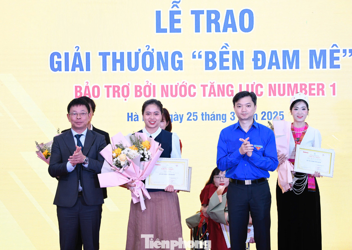 Ban Tổ chức trao tặng Giải thưởng "Bền Đam Mê" cho Nguyễn Mỹ Linh Ban Tổ chức trao tặng Giải thưởng "Bền Đam Mê" cho Nguyễn Mỹ Linh