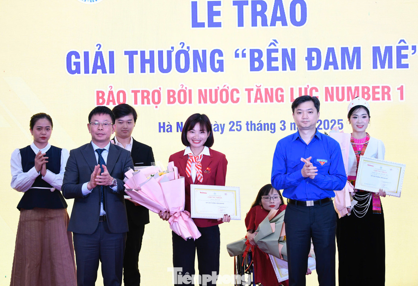 Ban Tổ chức trao tặng Giải thưởng "Bền Đam Mê" cho vận động viên Nguyễn Thị Oanh Ban Tổ chức trao tặng Giải thưởng "Bền Đam Mê" cho vận động viên Nguyễn Thị Oanh