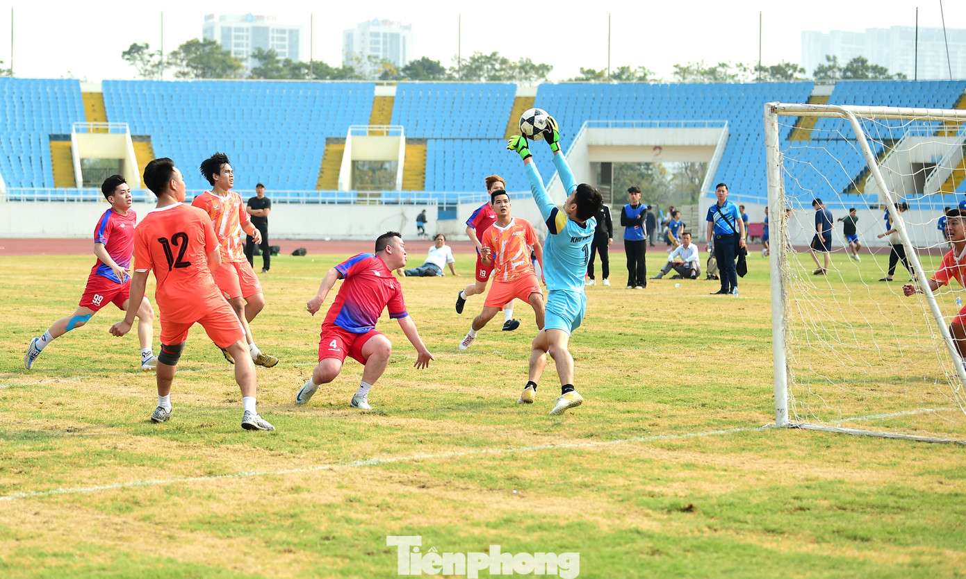 Với tinh thần quyết tâm, đoàn kết và cao thượng thể thao, các vận động viên đã thi đấu cống hiến, mang đến những trận đấu hay, những pha bóng đẹp, tranh đua kịch tính.