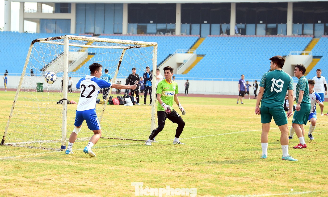 Sân vận động Mỹ Đình trong ngày cuối tuần của Tháng Thanh niên 2025 được khuấy đảo với những pha sút bóng làm tung lưới của các "chân sút" và màn ăn mừng cuồng nhiệt của khán giả, cầu thủ dự bị bên ngoài sân cỏ; cũng như những màn rượt đuổi tỉ số.