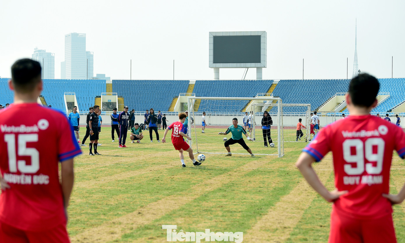 Màn "đấu súng" giữa hai đội bóng đá nam Vietinbank và đội Tổng Công ty Hàng không Việt Nam (ACV). Kết quả, đội ACV đã đi tiếp vào vòng trong, tiến gần hơn tới trận Chung kết.