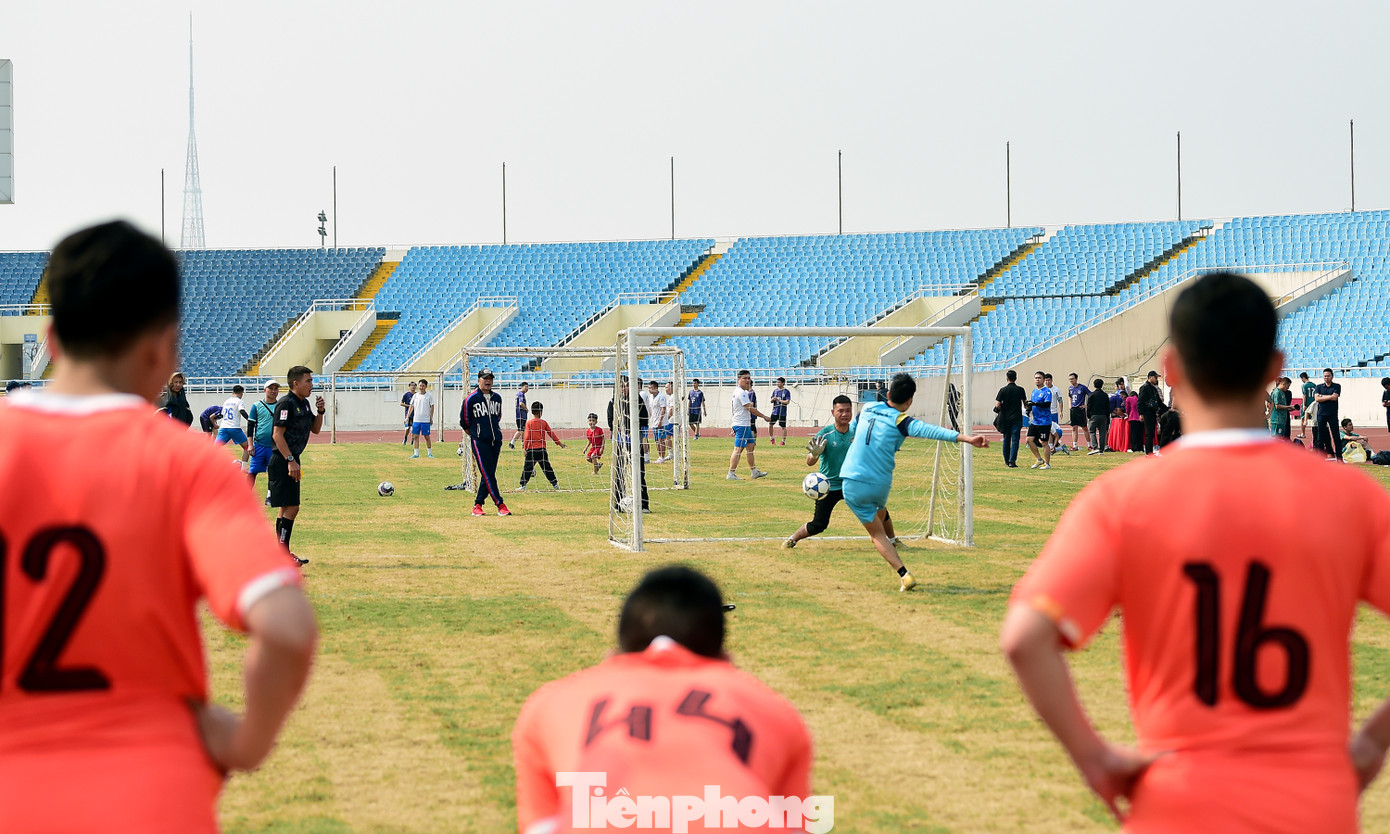 Màn "đấu súng" giữa hai đội bóng đá nam Vietinbank và đội Tổng Công ty Hàng không Việt Nam (ACV). Kết quả, đội ACV đã đi tiếp vào vòng trong, tiến gần hơn tới trận Chung kết.