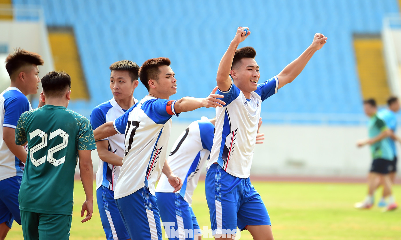 Sân vận động Mỹ Đình trong ngày cuối tuần của Tháng Thanh niên 2025 được khuấy đảo với những pha sút bóng làm tung lưới của các "chân sút" và màn ăn mừng cuồng nhiệt của khán giả, cầu thủ dự bị bên ngoài sân cỏ; cũng như những màn rượt đuổi tỉ số.