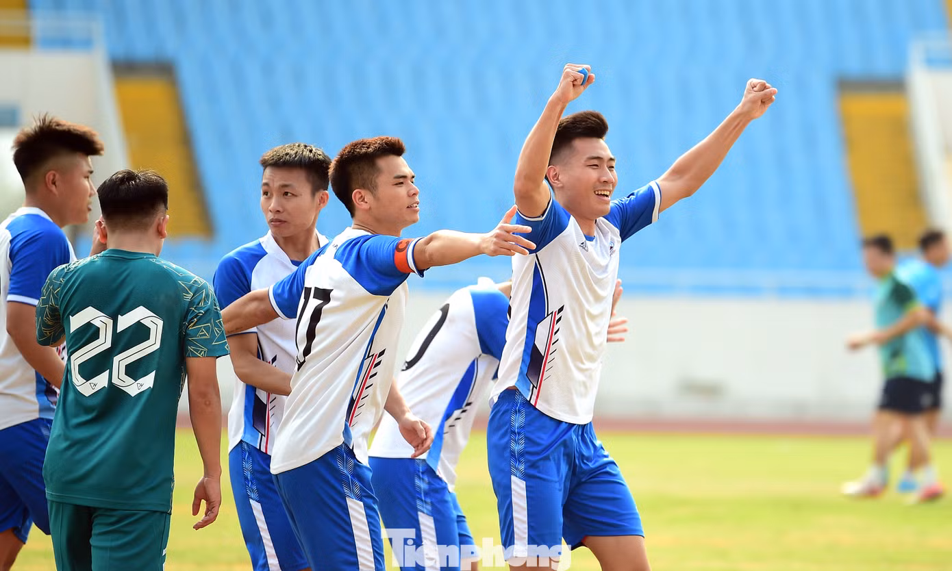Sân vận động Mỹ Đình trong ngày cuối tuần của Tháng Thanh niên 2025 được khuấy đảo với những pha sút bóng làm tung lưới của các "chân sút" và màn ăn mừng cuồng nhiệt của khán giả, cầu thủ dự bị bên ngoài sân cỏ; cũng như những màn rượt đuổi tỉ số.