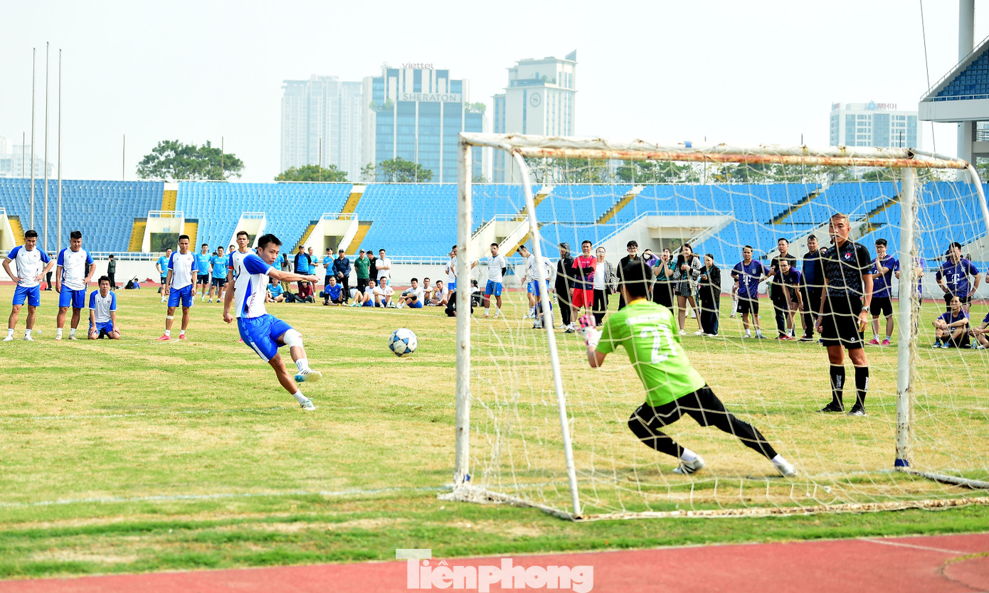 Trong vòng chung kết, nhiều trận đấu đã phải bước vào loạt đá luân lưu kịch tính và không kém phần may rủi để phân định thắng thua. Trong ảnh là màn đá luân lưu cân não giữa đội bóng BIDV và đội Tập đoàn Than - Khoáng sản Việt Nam (Vinacomin). Kết quả, đội bóng đá nam Vinacomin đi tiếp vào vòng trong.