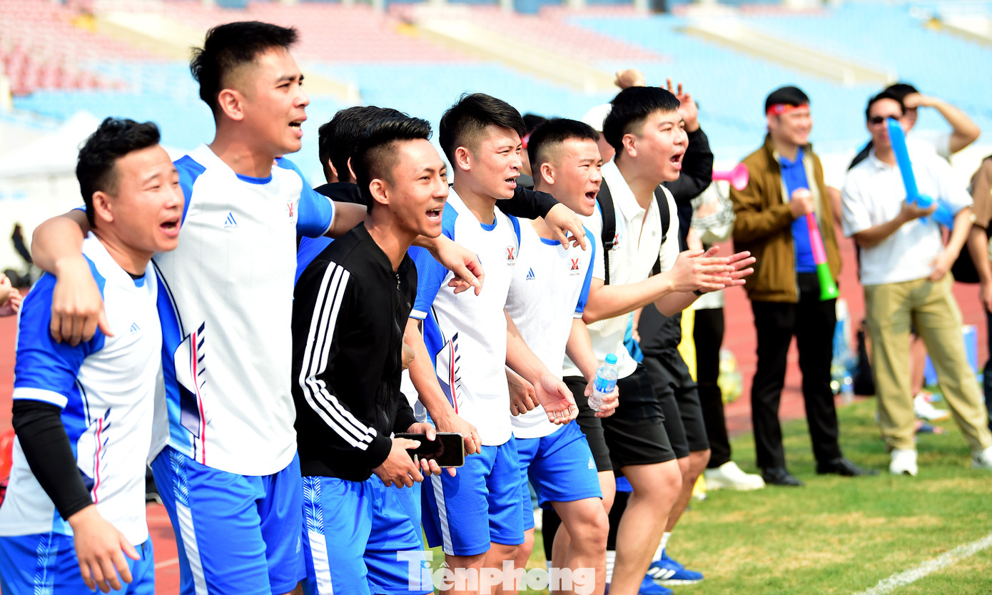 Sân vận động Mỹ Đình trong ngày cuối tuần của Tháng Thanh niên 2025 được khuấy đảo với những pha sút bóng làm tung lưới của các "chân sút" và màn ăn mừng cuồng nhiệt của khán giả, cầu thủ dự bị bên ngoài sân cỏ; cũng như những màn rượt đuổi tỉ số.
