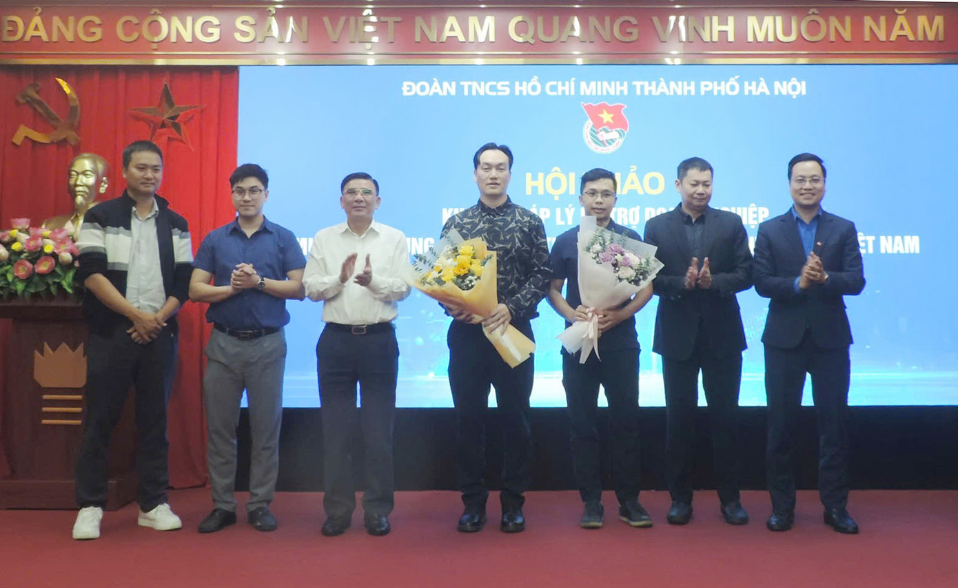 Tặng hoa các diễn giả trao đổi tại chương trình. Ảnh: BTC