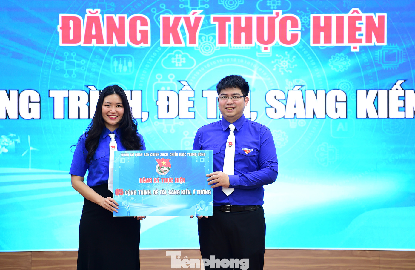 Các đơn vị đăng ký thực hiện các công trình, phần việc thi đua chào mừng Đại hội Đảng. Ảnh: Xuân Tùng Các đơn vị đăng ký thực hiện các công trình, phần việc thi đua chào mừng Đại hội Đảng. Ảnh: Xuân Tùng