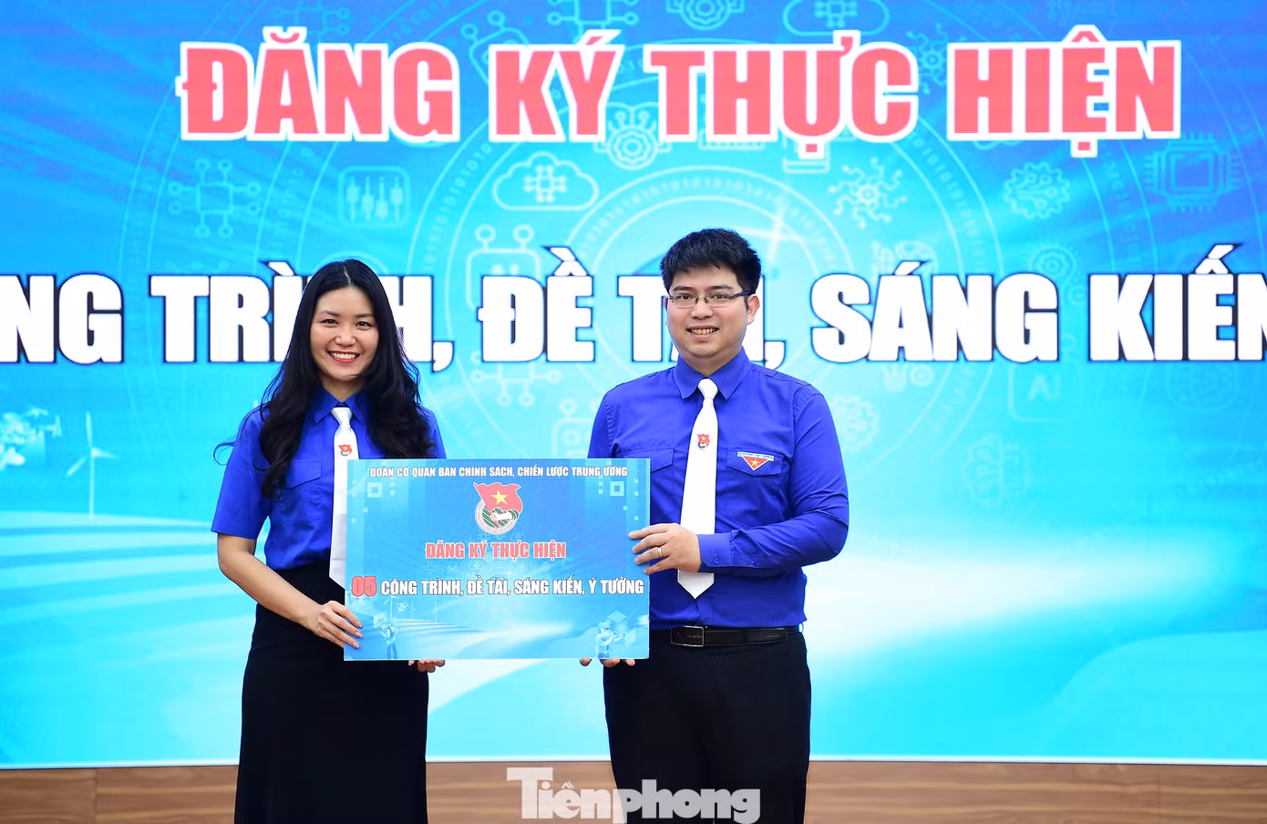 Các đơn vị đăng ký thực hiện các công trình, phần việc thi đua chào mừng Đại hội Đảng. Ảnh: Xuân Tùng