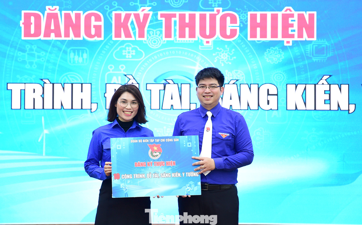 Các đơn vị đăng ký thực hiện các công trình, phần việc thi đua chào mừng Đại hội Đảng. Ảnh: Xuân Tùng Các đơn vị đăng ký thực hiện các công trình, phần việc thi đua chào mừng Đại hội Đảng. Ảnh: Xuân Tùng