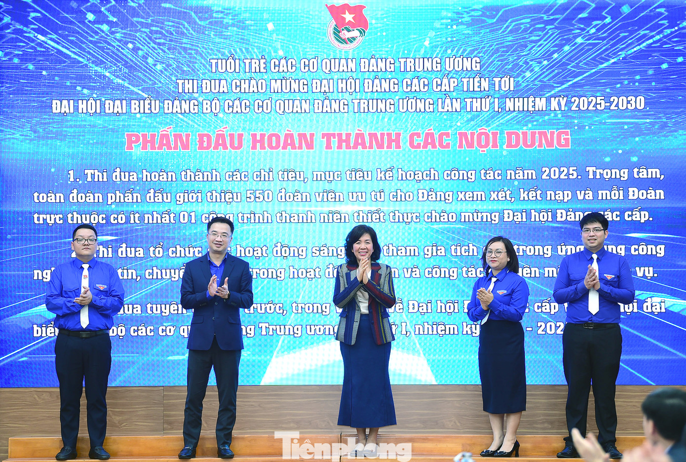 Các đại biểu thực hiện nghi thức khởi động thi đua chào mừng Đại hội Đảng các cấp tiến tới Đại hội đại biểu các cơ quan Đảng Trung ương lần thứ I. Ảnh: Xuân Tùng Các đại biểu thực hiện nghi thức khởi động thi đua chào mừng Đại hội Đảng các cấp tiến tới Đại hội đại biểu các cơ quan Đảng Trung ương lần thứ I. Ảnh: Xuân Tùng