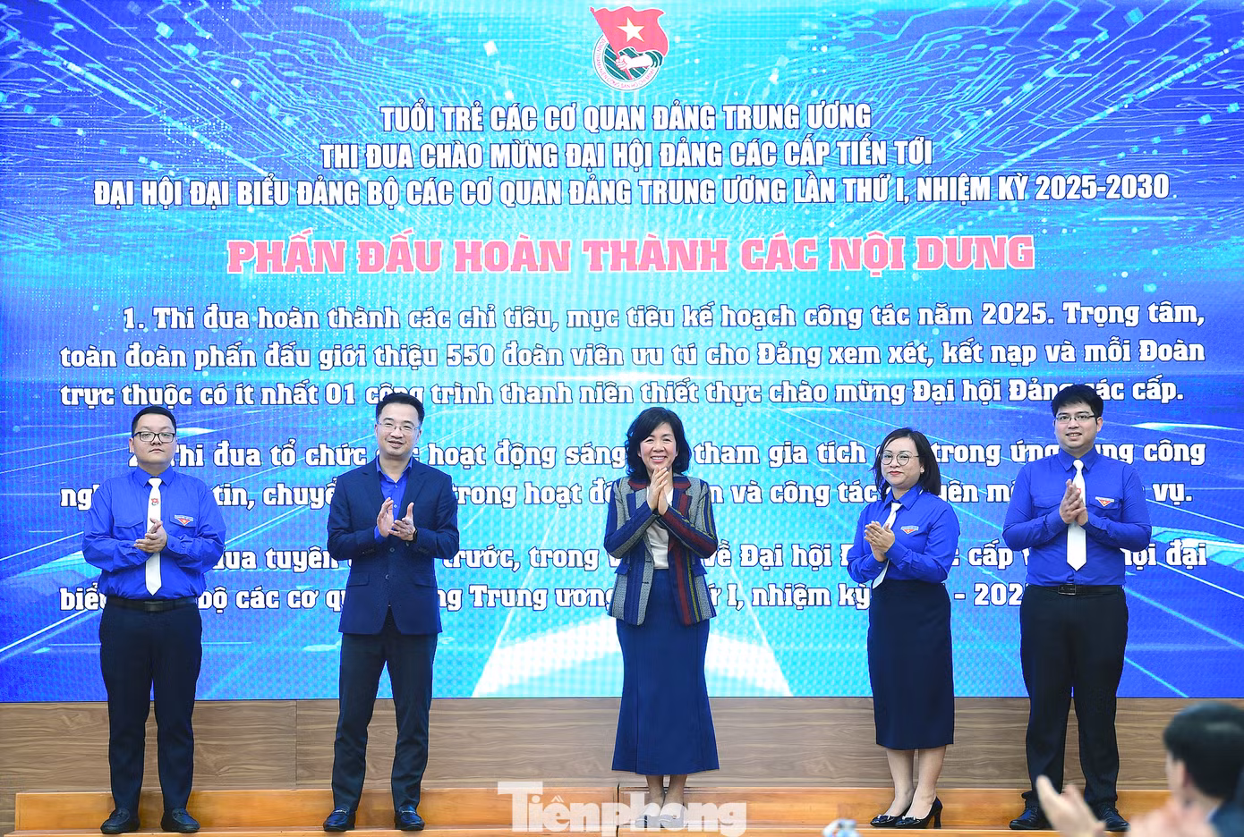 Các đại biểu thực hiện nghi thức khởi động thi đua chào mừng Đại hội Đảng các cấp tiến tới Đại hội đại biểu các cơ quan Đảng Trung ương lần thứ I. Ảnh: Xuân Tùng