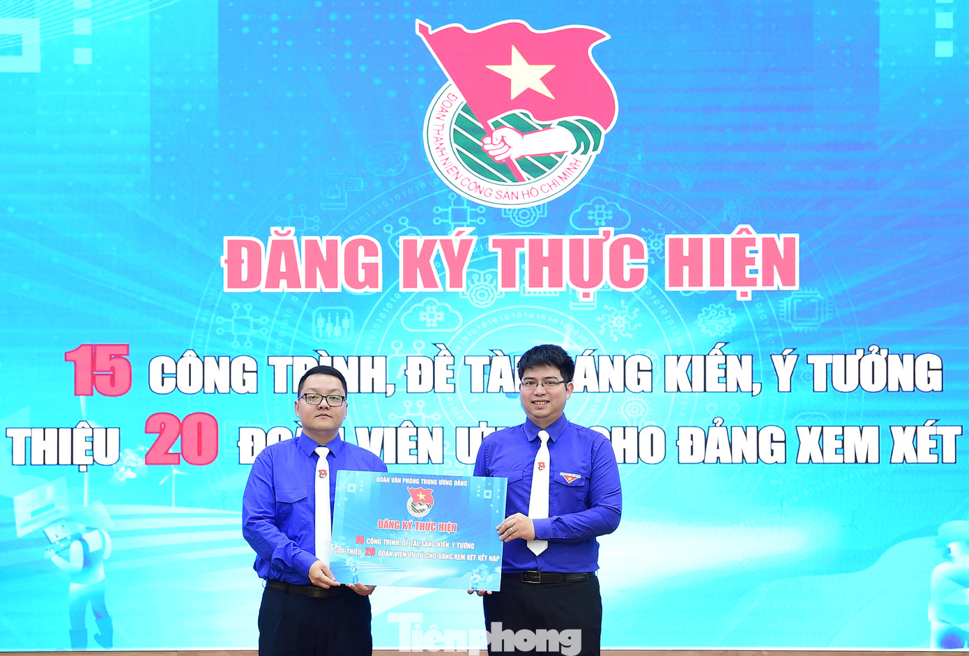 Các đơn vị đăng ký thực hiện các công trình, phần việc thi đua chào mừng Đại hội Đảng. Ảnh: Xuân Tùng Các đơn vị đăng ký thực hiện các công trình, phần việc thi đua chào mừng Đại hội Đảng. Ảnh: Xuân Tùng