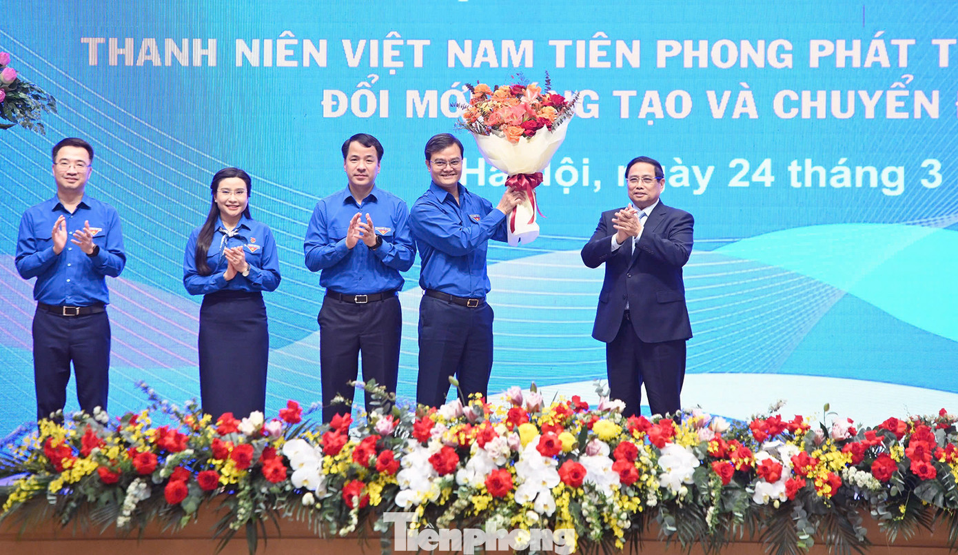 Thủ tướng Phạm Minh Chính tặng hoa chúc mừng Ban Bí thư Trung ương Đoàn TNCS Hồ Chí Minh. Thủ tướng Phạm Minh Chính tặng hoa chúc mừng Ban Bí thư Trung ương Đoàn TNCS Hồ Chí Minh.