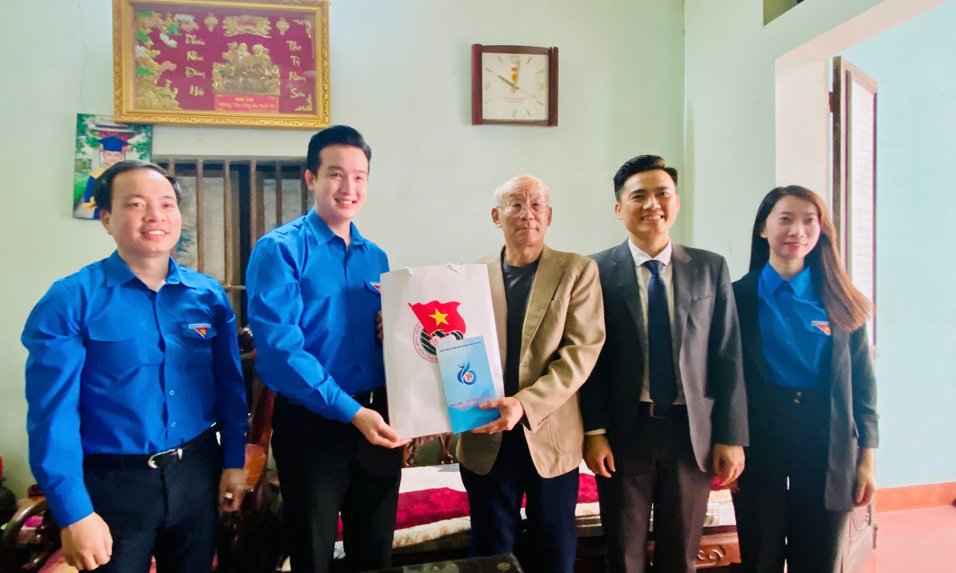 Ban Tổ chức khánh thành công trình, thăm và tặng quà gia đình chính sách. Ảnh: BTC