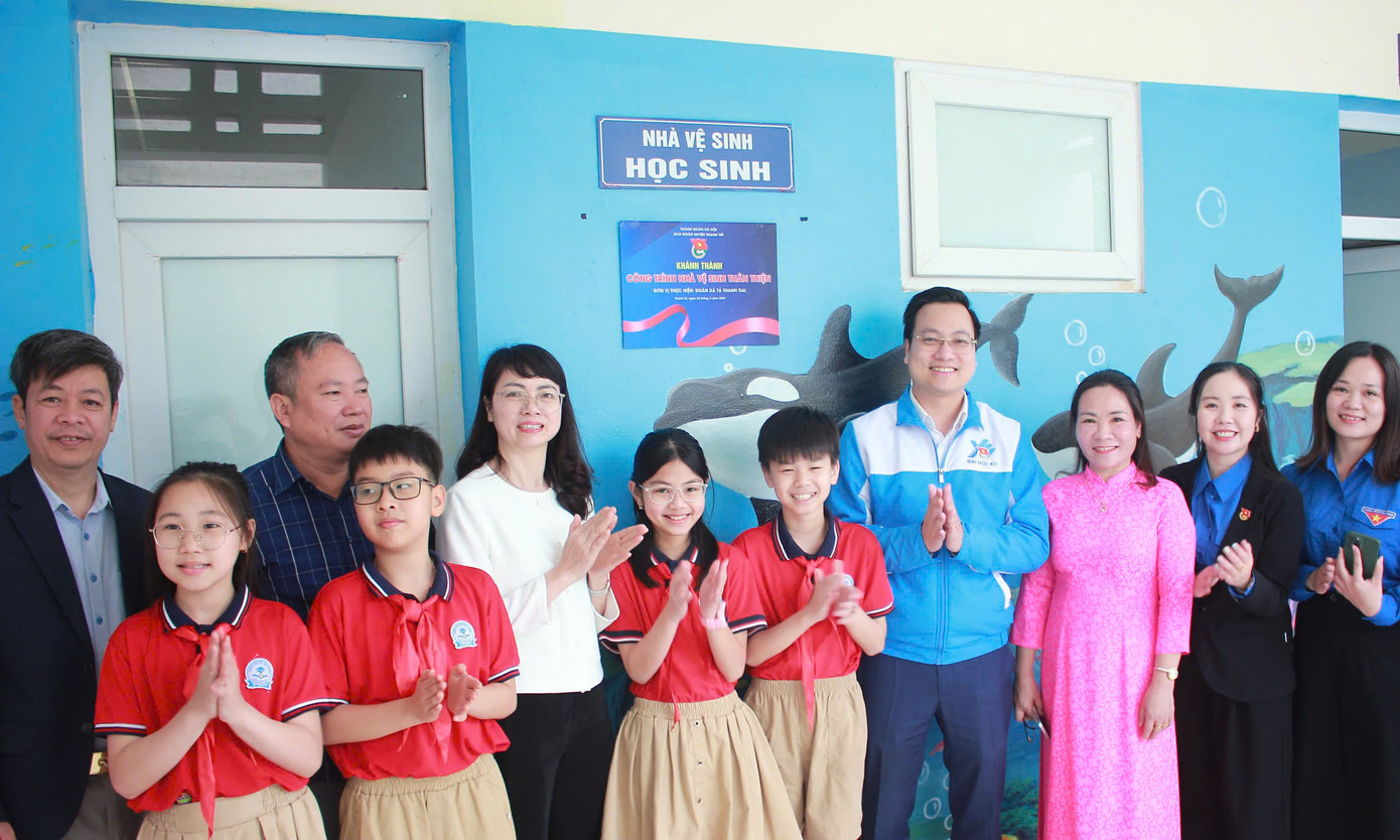 Ban Tổ chức khánh thành công trình, thăm và tặng quà gia đình chính sách. Ảnh: BTC