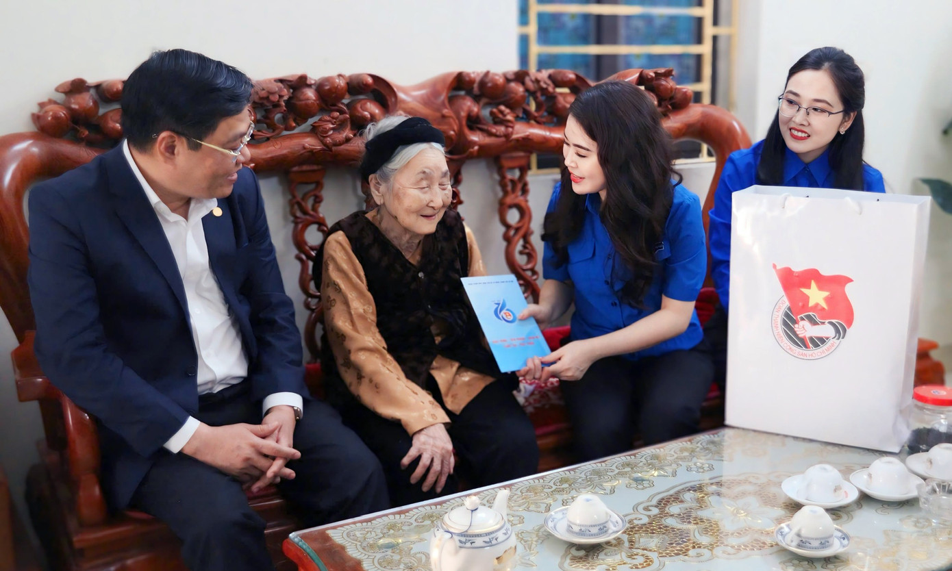 Ban Tổ chức khánh thành công trình, thăm và tặng quà gia đình chính sách. Ảnh: BTC