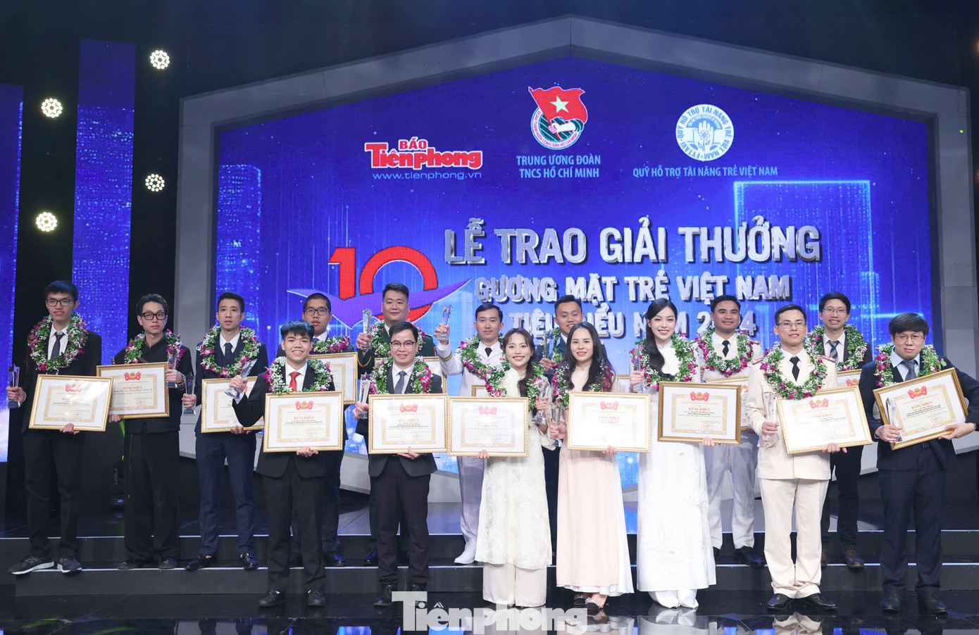 10 Gương mặt trẻ Việt Nam tiêu biểu và 8 Gương mặt trẻ Việt Nam triển vọng năm 2024 tại lễ trao giải.