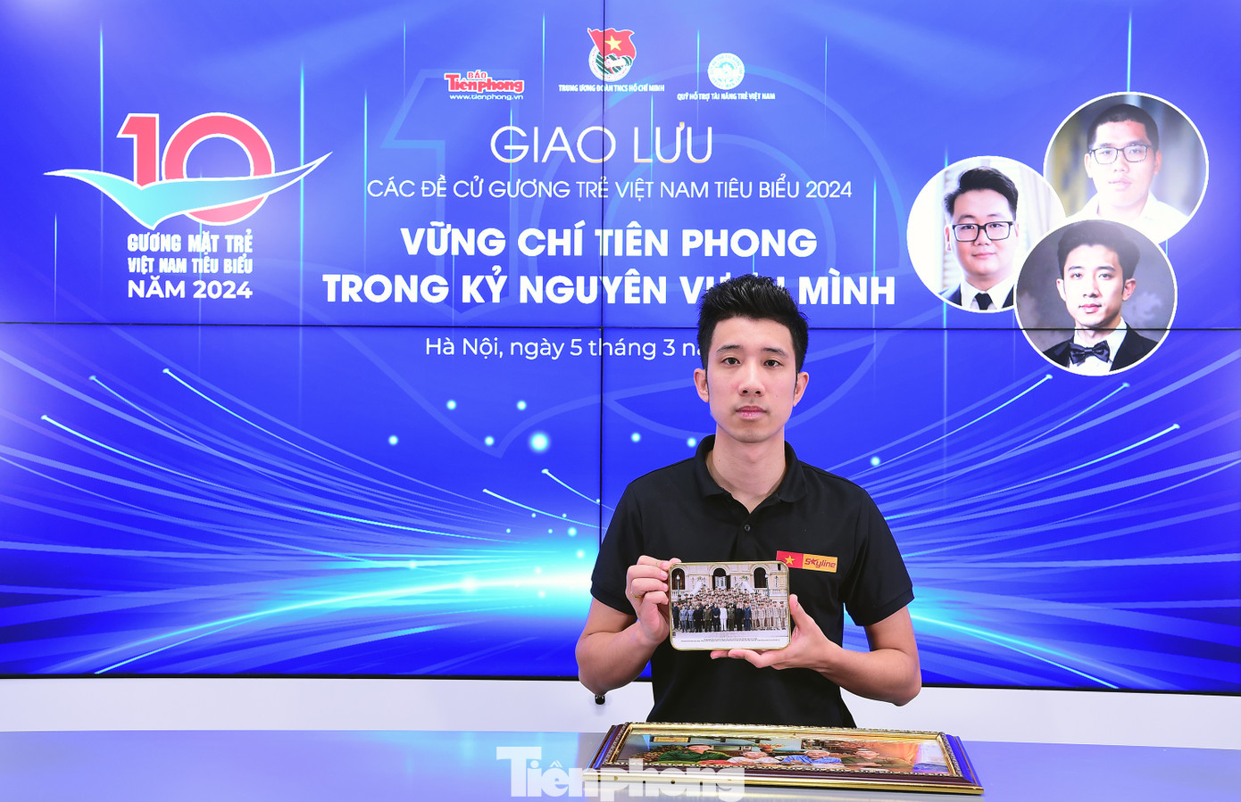 Anh Phùng Quang Trung - Trưởng nhóm phục dựng ảnh Skyline, đề cử Gương mặt trẻ Việt Nam tiêu biểu lĩnh vực Hoạt động xã hội. Anh Phùng Quang Trung - Trưởng nhóm phục dựng ảnh Skyline, đề cử Gương mặt trẻ Việt Nam tiêu biểu lĩnh vực Hoạt động xã hội.