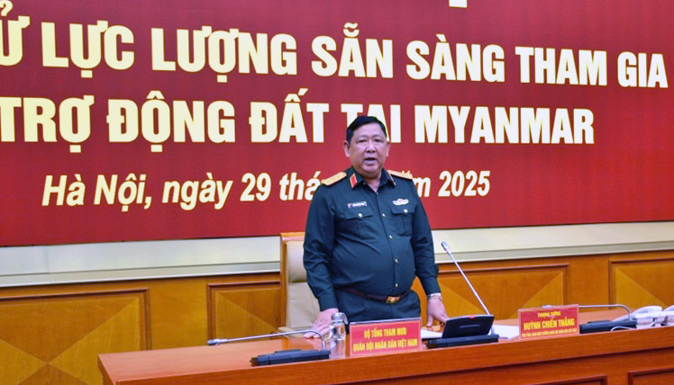 Thượng tướng Huỳnh Chiến Thắng phát biểu tại hội nghị. Thượng tướng Huỳnh Chiến Thắng phát biểu tại hội nghị.