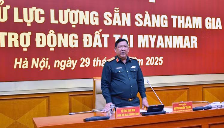 Thượng tướng Huỳnh Chiến Thắng phát biểu tại hội nghị. Thượng tướng Huỳnh Chiến Thắng phát biểu tại hội nghị.