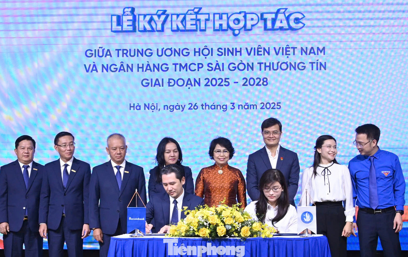 Chị Hồ Hồng Nguyên - Ủy viên Ban Thường vụ T.Ư Đoàn, Phó Chủ tịch thường trực T.Ư Hội Sinh viên Việt Nam và đại diện Ngân hàng Sacombank ký kết thoả thuận hợp tác giữa hai đơn vị. Ảnh: Lâm Đăng Hải