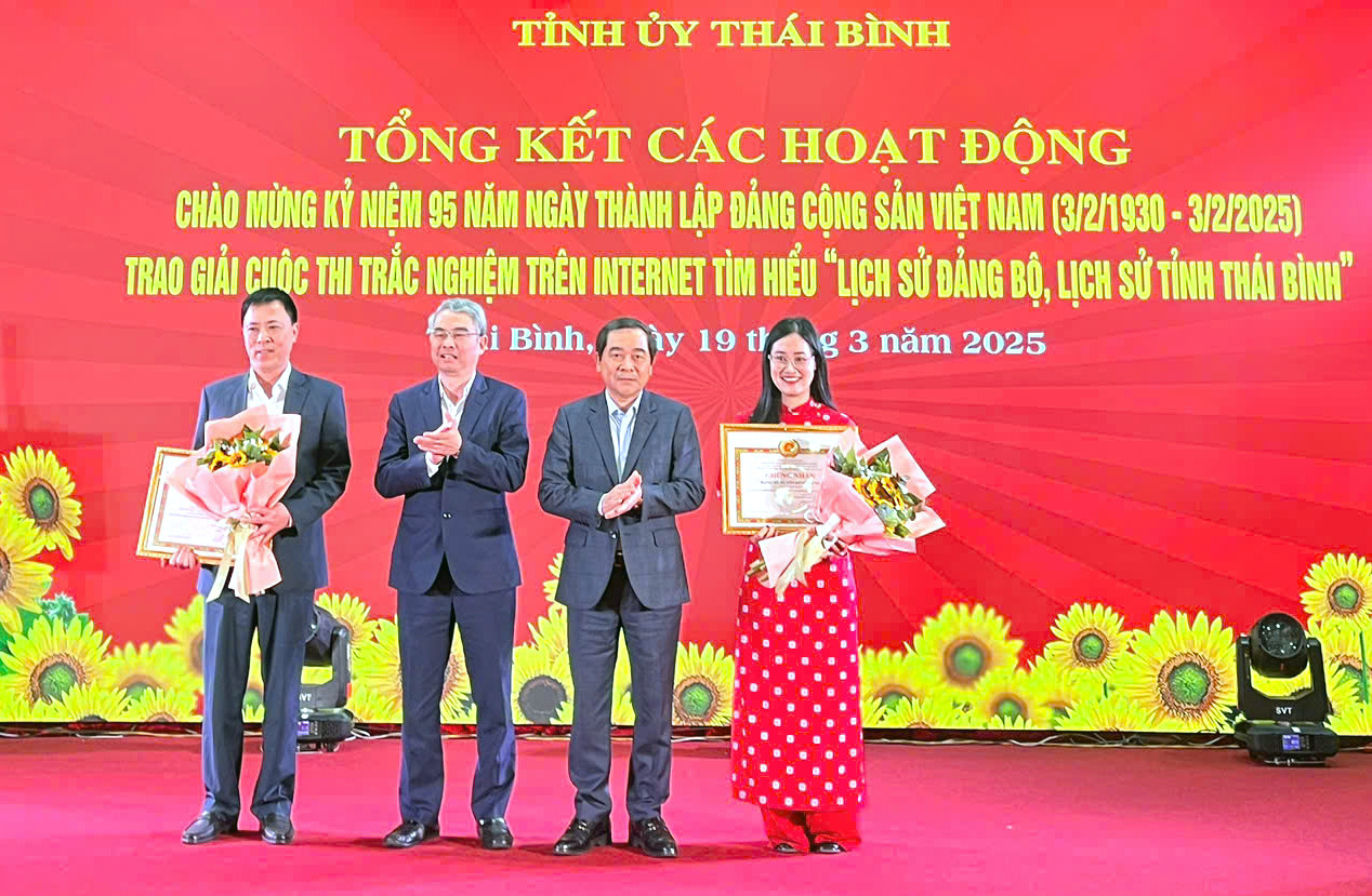 Lãnh đạo tỉnh Thái Bình trao giải Nhất đối với cá nhân, tập thể. Ảnh: BTC