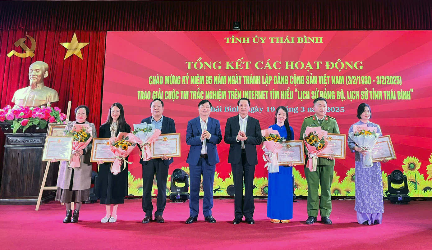 Các cá nhân, tập thể đạt giải Ba cuộc thi nhận khen thưởng. Ảnh: BTC