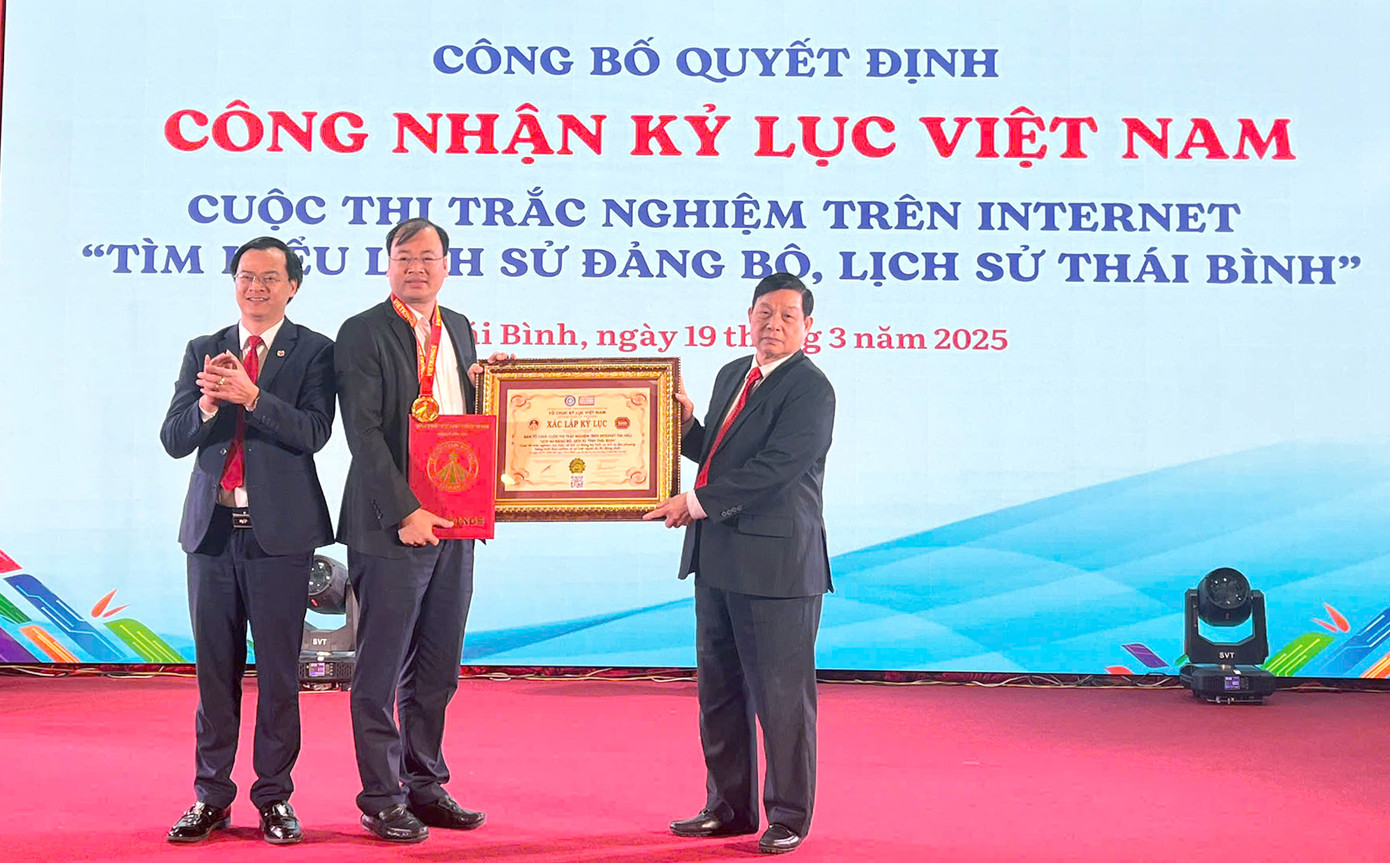 Đại diện Ban Tổ chức cuộc thi nhận bằng xác lập kỷ lục cuộc thi trắc nghiệm tìm hiểu về lịch sử Đảng bộ tỉnh và lịch sử địa phương bằng hình thức trực tuyến có số lượt người dự thi đông nhất từ Tổ chức Kỷ lục Việt Nam. Anh Thiệu Minh Quỳnh - Bí thư Tỉnh Đoàn, Chủ tịch Hội LHTN Việt Nam tỉnh Thái Bình (thứ hai từ trái sang) nhận bằng xác lập kỷ lục. Ảnh: BTC