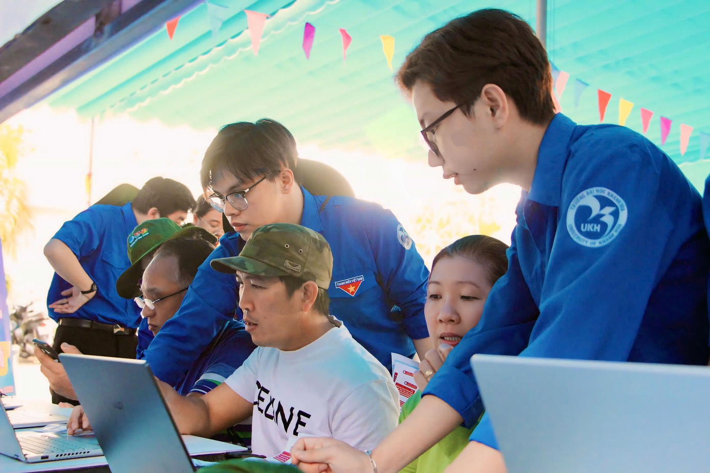 Đoàn viên thanh niên hướng dẫn người dân về ứng dụng hành chính công trực tuyến; số hoá "địa chỉ đỏ".